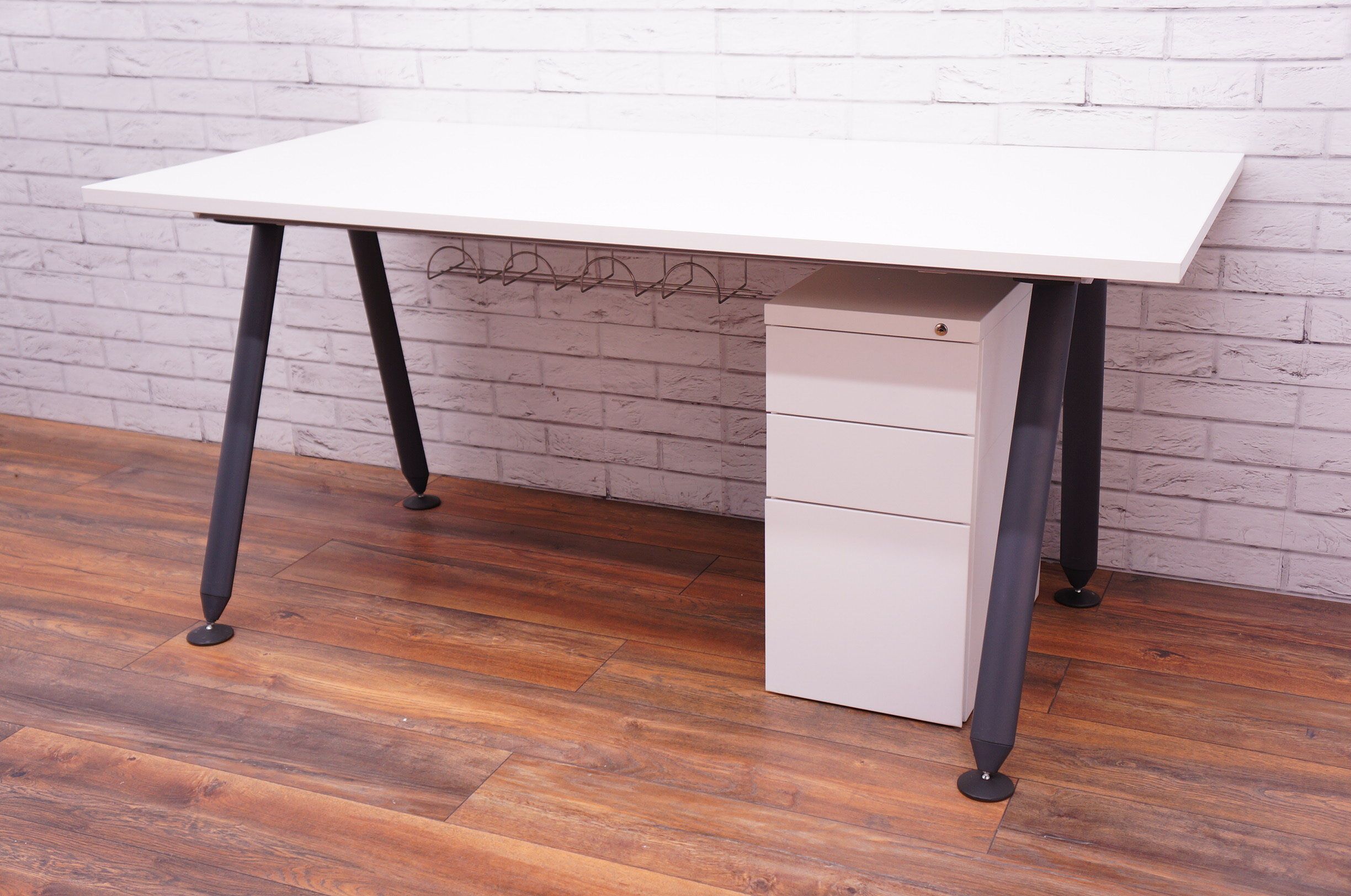 Herman Miller Abak Single Desk Oval Legs Herman Miller Abak Single Desk Oval Legs