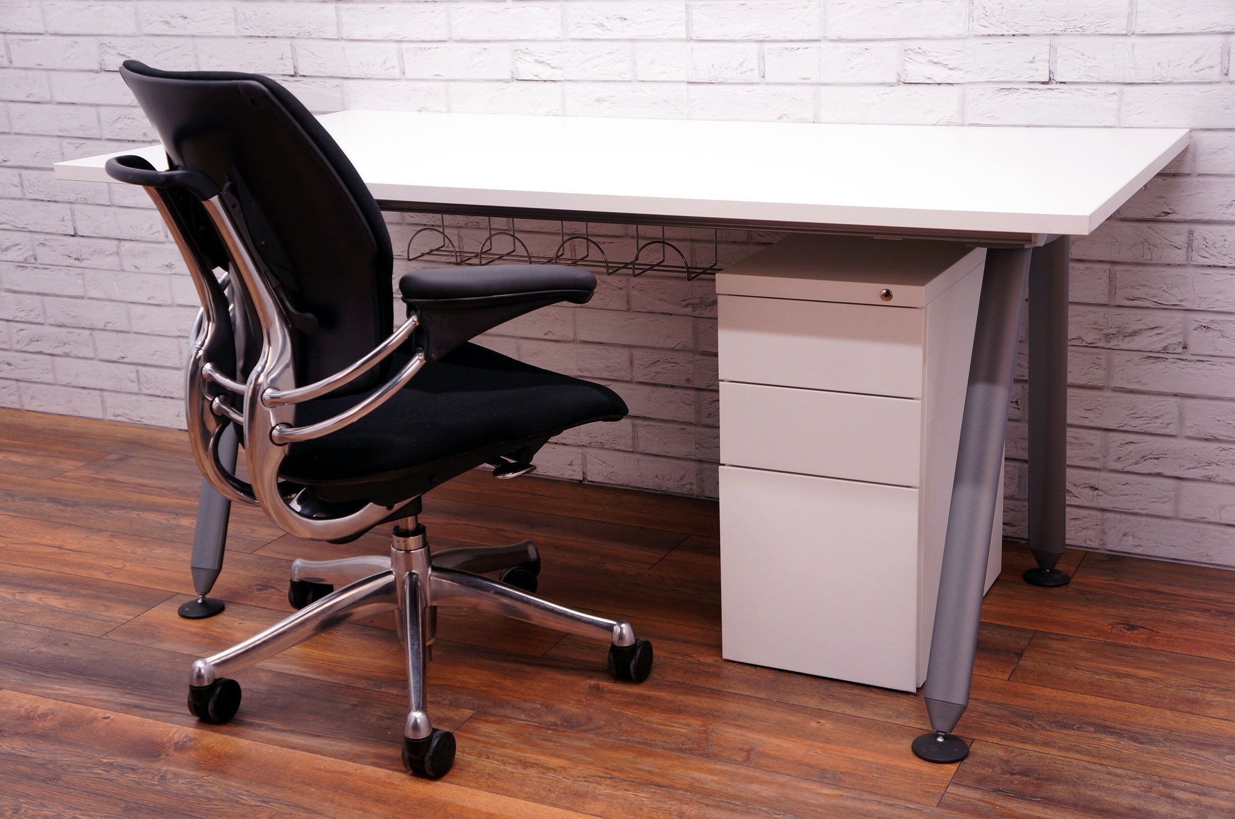 Herman Miller Abak Single Desk Oval Legs Herman Miller Abak Single Desk Oval Legs