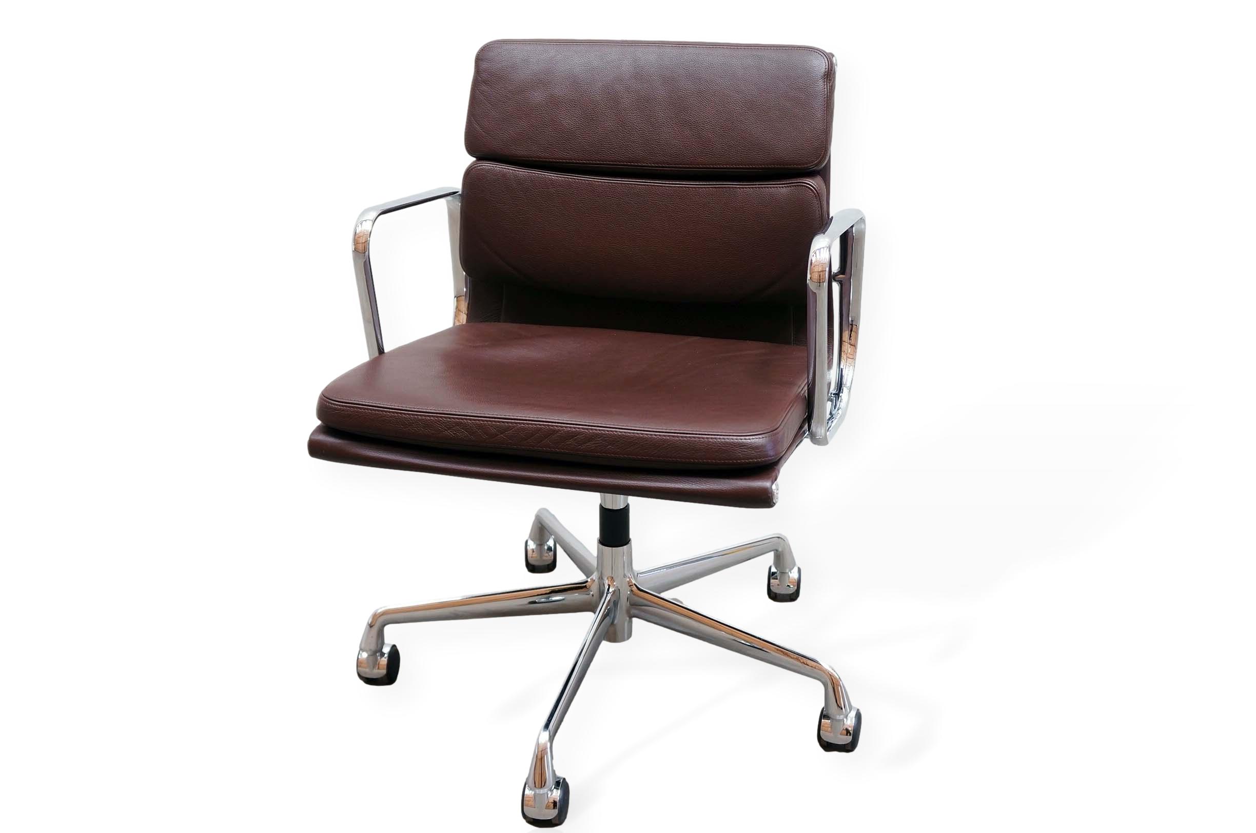 DSC04488_clipped_rev_1 Vitra Eames EA 217 Soft Pad Chair In Brown
