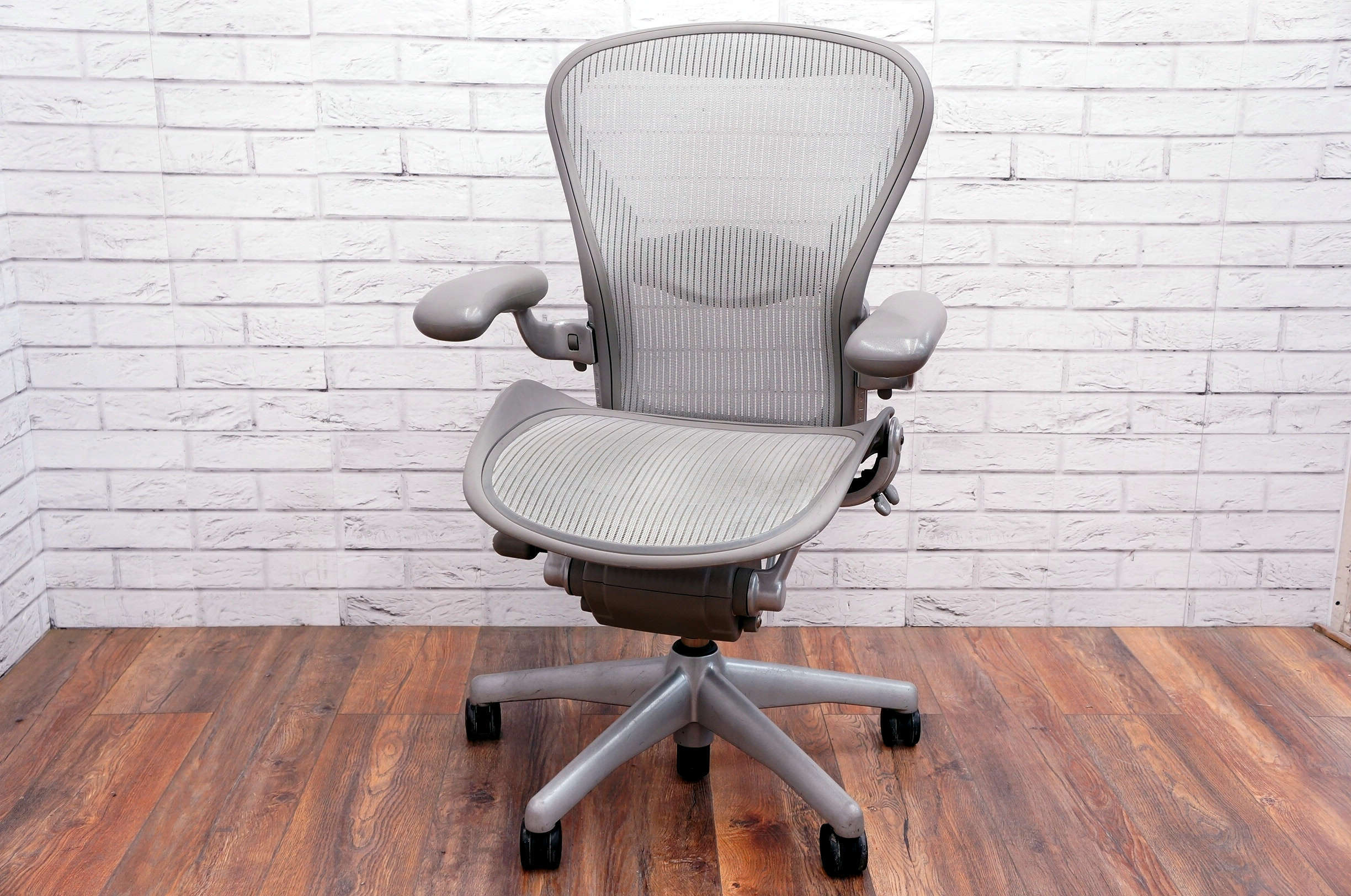 Herman Miller Aeron Classic Light Grey Silver Frame & Base Herman Miller Aeron Classic Light Grey Silver Frame & Base